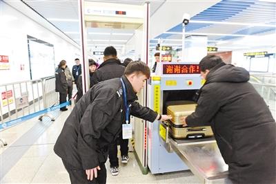 蘭州地鐵安檢員 守護(hù)1號線安全“第一關(guān)”