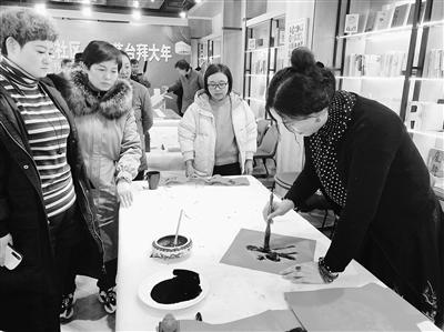 蘭州甘家巷社區(qū)“鼠年納?！彼痛郝?lián)（圖）