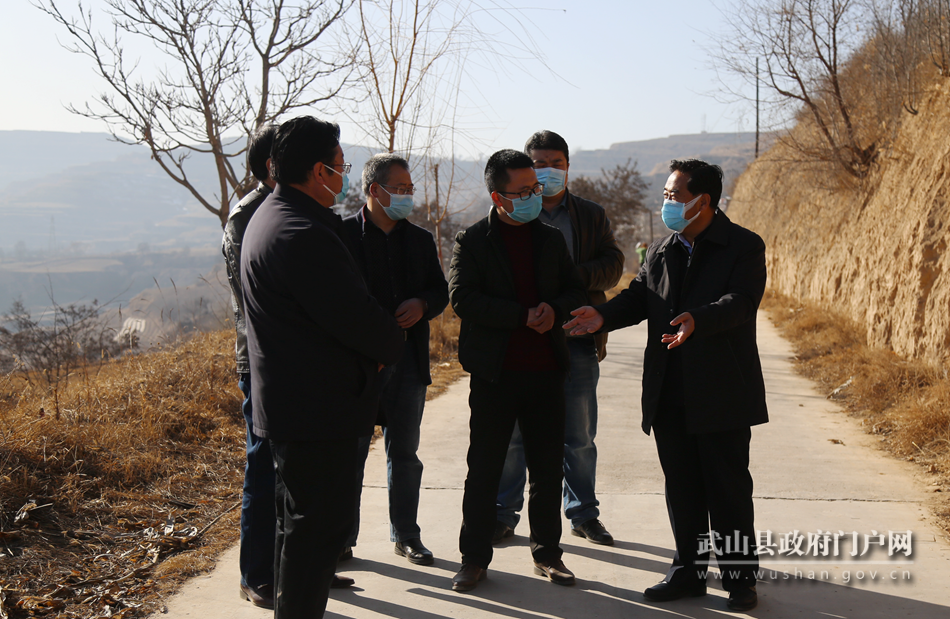 索鴻賓在鴛鴦、樺林鎮(zhèn)檢查指導(dǎo)疫情防控和脫貧攻堅(jiān)等工作