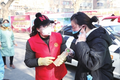 用點(diǎn)滴善舉筑就強(qiáng)大正能量 蘭州市各級(jí)道德模范、蘭州好人齊心援助抗擊疫情一線