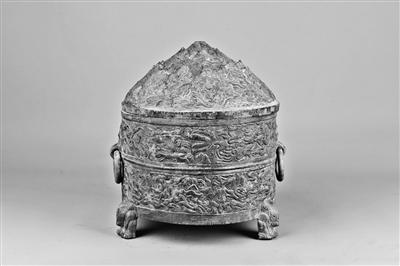 平?jīng)霾┥缴w神獸紋銅樽，東漢人向往過(guò)上神仙生活的印跡