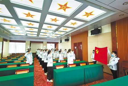 一次難得的黨課——甘肅第二、第三批援鄂醫(yī)療隊預(yù)備黨員宣誓儀式側(cè)記