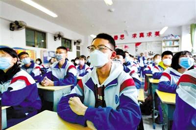 甘肅省初三和高一、高二年級(jí)學(xué)生昨日開學(xué) 青春校園又聞瑯瑯讀書聲