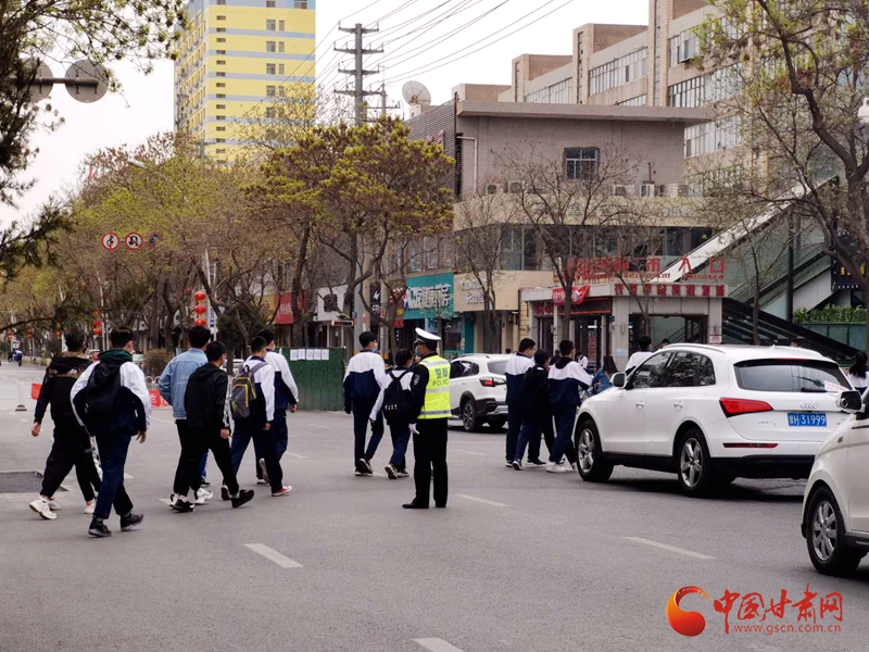 保駕護(hù)航！涼州公安交警“護(hù)學(xué)崗” 撐起“平安傘”