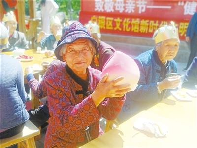 母親節(jié)，白銀“花村”擺了一場“敬老宴”