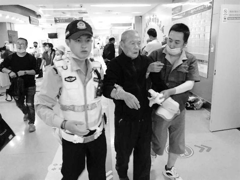 蘭州街頭最美的一次逆行！耄耋老人摔倒街頭 交警的哥合力救助3分鐘