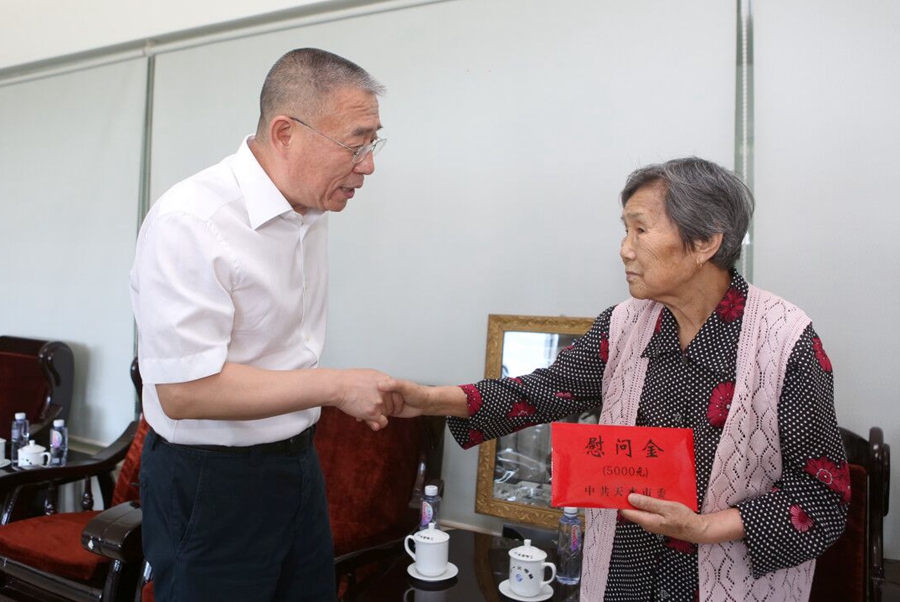 天水市委書記王銳開(kāi)展“七一”走訪慰問(wèn)活動(dòng)