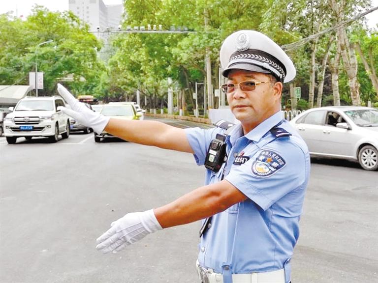 蘭州城關(guān)區(qū)交警大隊(duì)一線老交警馬驍：俯首甘為“老黃?！?>
        </a><em>蘭州城關(guān)區(qū)交警大隊(duì)一線老交警馬驍：俯首甘為“老黃?！?/em></li>
    <li><a  target=