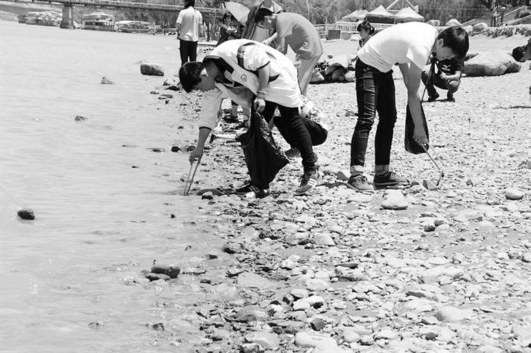 保護(hù)母親河，我們一直在路上……