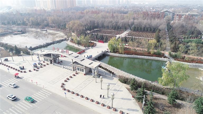 　初冬時節(jié)，臨夏市東郊公園里,楓樹、松柏、云杉等樹木色彩斑斕