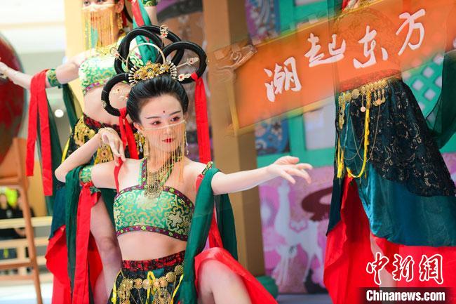 圖為今年9月5日，在重慶亮相的敦煌博物館“潮起東方”主題活動(dòng)現(xiàn)場(chǎng)。敦煌博物館供圖