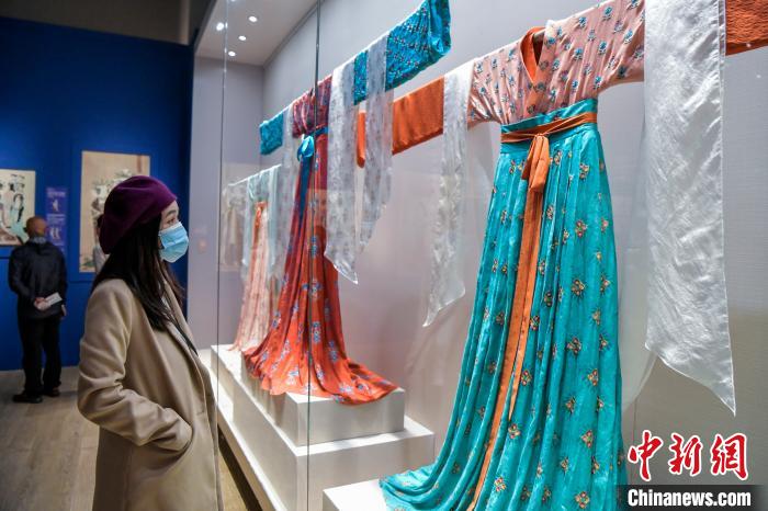 觀眾在參觀唐代服飾。　駱云飛 攝