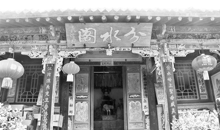 秦嶺鎮(zhèn)分水閣，一屋檐水分江河 這里可看水系奇觀，可賞連翹花海