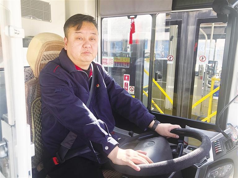蘭州公交集團(tuán)駕駛員吳軍：讓黨徽在十米車廂內(nèi)閃光