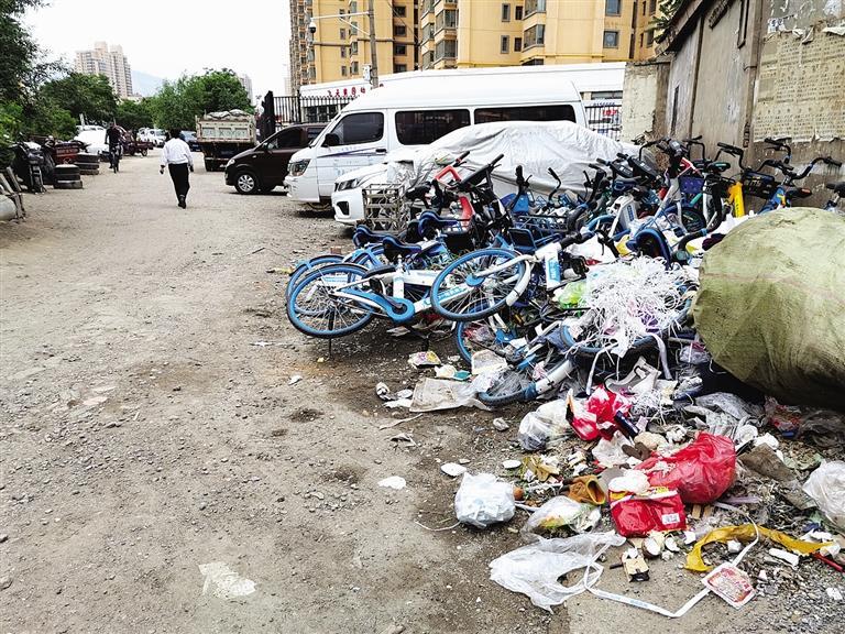 百米土路臟亂差，誰來管？經記者協(xié)調，社區(qū)組織志愿者進行了清理