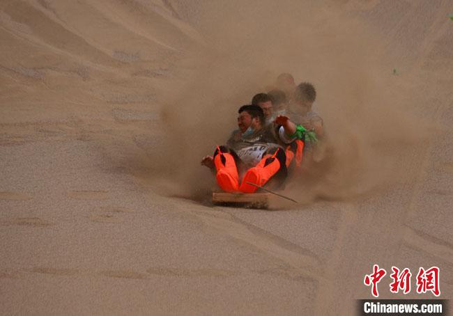 6月13日，敦煌鳴沙山月牙泉景區(qū)舉辦滑沙比賽?！●T豆 攝