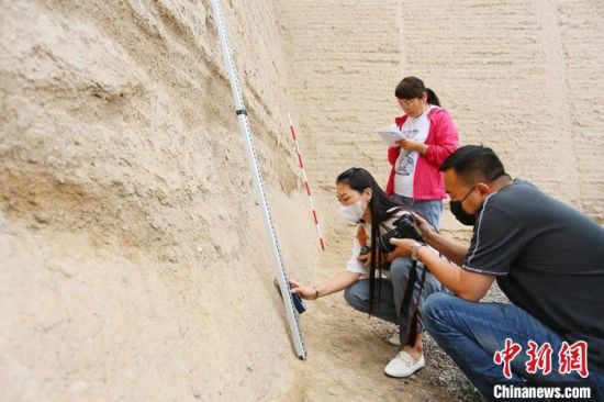 科技保護(hù)讓長(zhǎng)城價(jià)值的真實(shí)性和完整性得到有效延續(xù)和傳承。圖為文物工作者正在測(cè)量關(guān)城的相關(guān)數(shù)據(jù)。　高展 攝