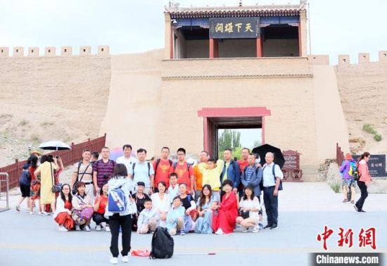 歷經(jīng)數(shù)十載保護(hù)修繕的古老關(guān)城得以延年益壽，成為了海內(nèi)外游客“絲路游”的必經(jīng)打卡地?！「哒?攝