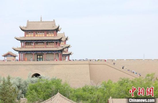 歷經(jīng)數(shù)十載保護(hù)修繕的古老關(guān)城得以延年益壽，成為了海內(nèi)外游客“絲路游”的必經(jīng)打卡地?！「哒?攝