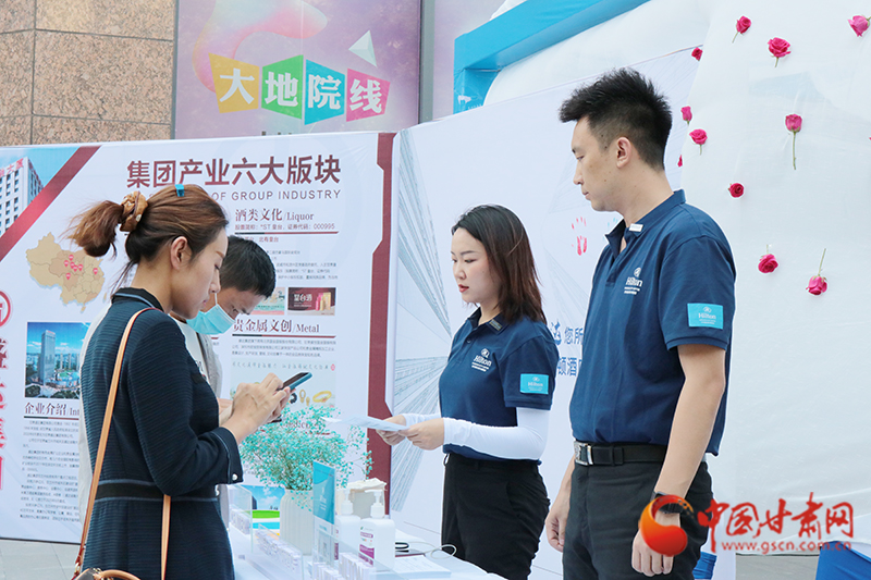 一場涉及人事、財務、工程等多個領域招聘會在蘭舉辦 為300余人提供就業(yè)機會