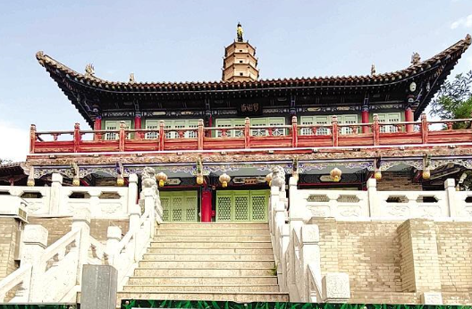 白塔寺閉門謝客，何時開放？管理處：白塔基礎出現(xiàn)病害圍擋施工，預計年底前完工