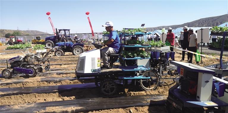 蘭州市榆中縣舉辦蔬菜生產(chǎn)機(jī)械化技術(shù)演示會(huì)