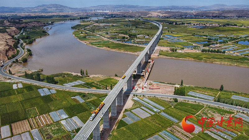 【隴拍客】直擊現(xiàn)場(chǎng)！看中蘭鐵路首條接觸網(wǎng)導(dǎo)線如何架設(shè)