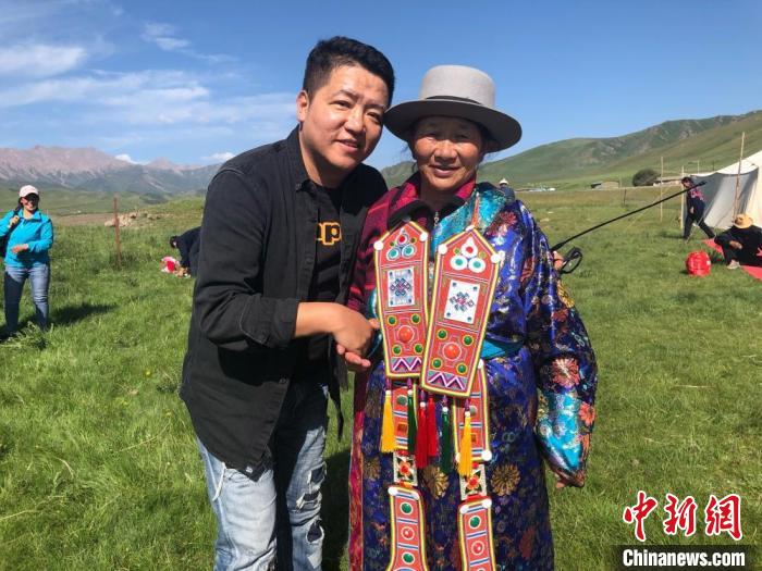 圖為拍攝紀(jì)錄片《西茂的婚禮》期間，張輝剛(左)與裕固族老人合影留念。(資料圖) 張輝剛供圖