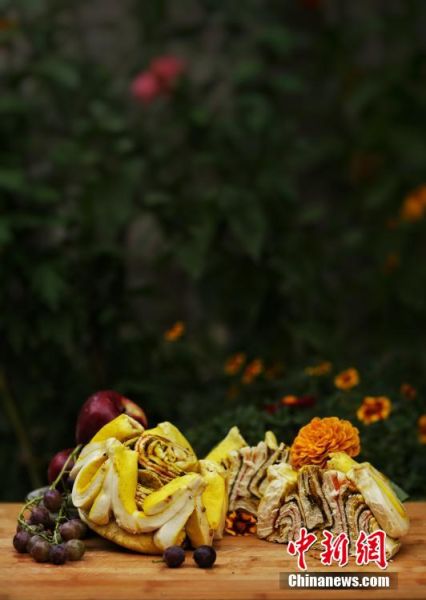 圖為做好的月餅，狀似玫瑰，切開后層層疊疊，色彩斑斕。張文 攝