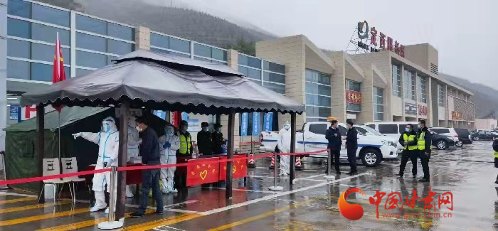 【甘快看】甘肅高速設置流動核酸檢測點為貨車司機免費提供核酸檢測