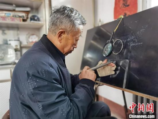 圖為陶世清在創(chuàng)作中?！钅?攝