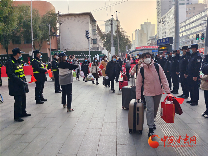 【甘快看·疫情防控現場報道】蘭州市民熱烈歡送馳援醫(yī)護人員