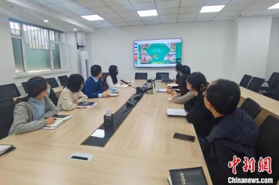 圖為甘肅教育出版社《寫給青少年的敦煌故事》叢書項目組，探討圖書封面設計?！￠Z姣 攝