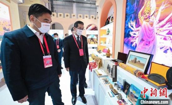 圖為甘肅省副省長孫雪濤(左)與甘肅省文化和旅游廳廳長陳衛(wèi)中(右)一同參觀“甘肅館”。　甘肅省文化和旅游廳供圖