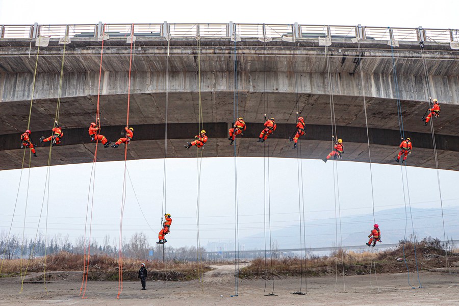 硬核！甘肅天水森林消防員百米高空練技能