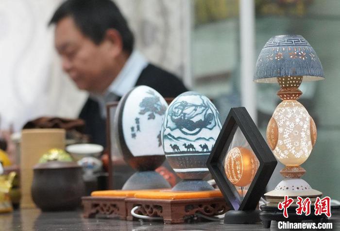 圖為吳義澤完成的蛋雕作品?！【琶赖ぴ?攝