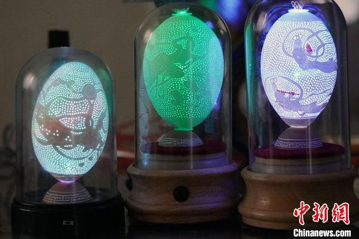 圖為以敦煌飛天為元素的蛋雕作品?！【琶赖ぴ?攝