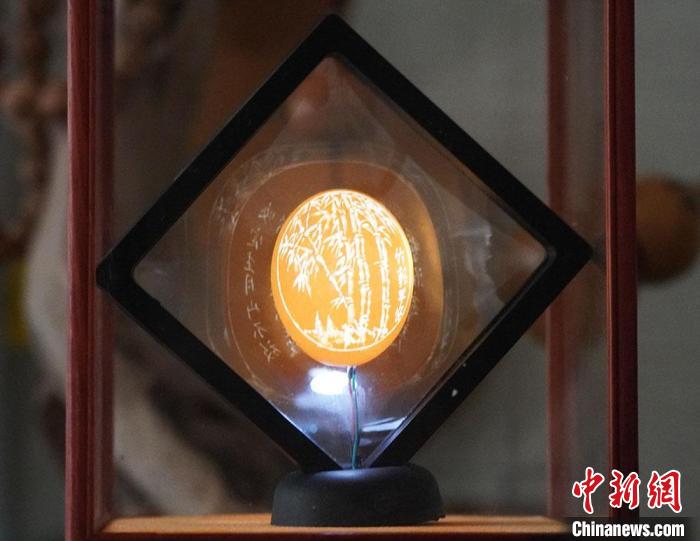 圖為吳義澤新包裝給蛋雕呈現(xiàn)立體感?！【琶赖ぴ?攝