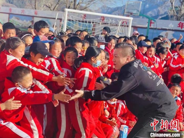 1月初，第五屆“街舞進藏鄉(xiāng)”公益助學活動在甘肅甘南結(jié)束，旨在讓藏族學子感受到街舞魅力。　陳善雄 攝