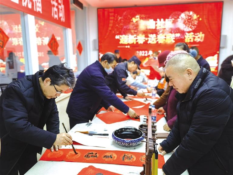 蘭州新區(qū)開展“墨香四溢送春聯(lián)·情暖文曲送祝?！被顒?>
        </a><em>蘭州新區(qū)開展“墨香四溢送春聯(lián)·情暖文曲送祝福”活動</em></li>
    <li><a  target=