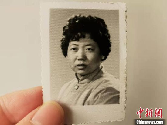 圖為20世紀80年代，蘭州照相館拍攝的人物肖像照，如今仍然有很多人選擇拍攝這樣的照片留作紀念?！⊥跄劣?攝