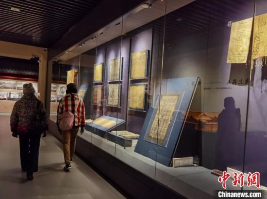 圖為蘭州市民參觀博物館展品?！⌒煅?攝