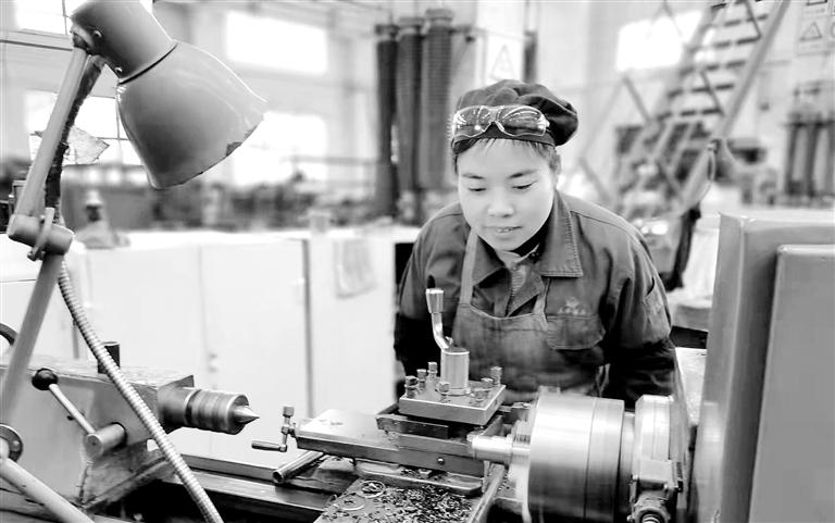 【新春走基層】春節(jié)生產(chǎn)經(jīng)營(yíng)不打烊 車間里奏響“春之歌”