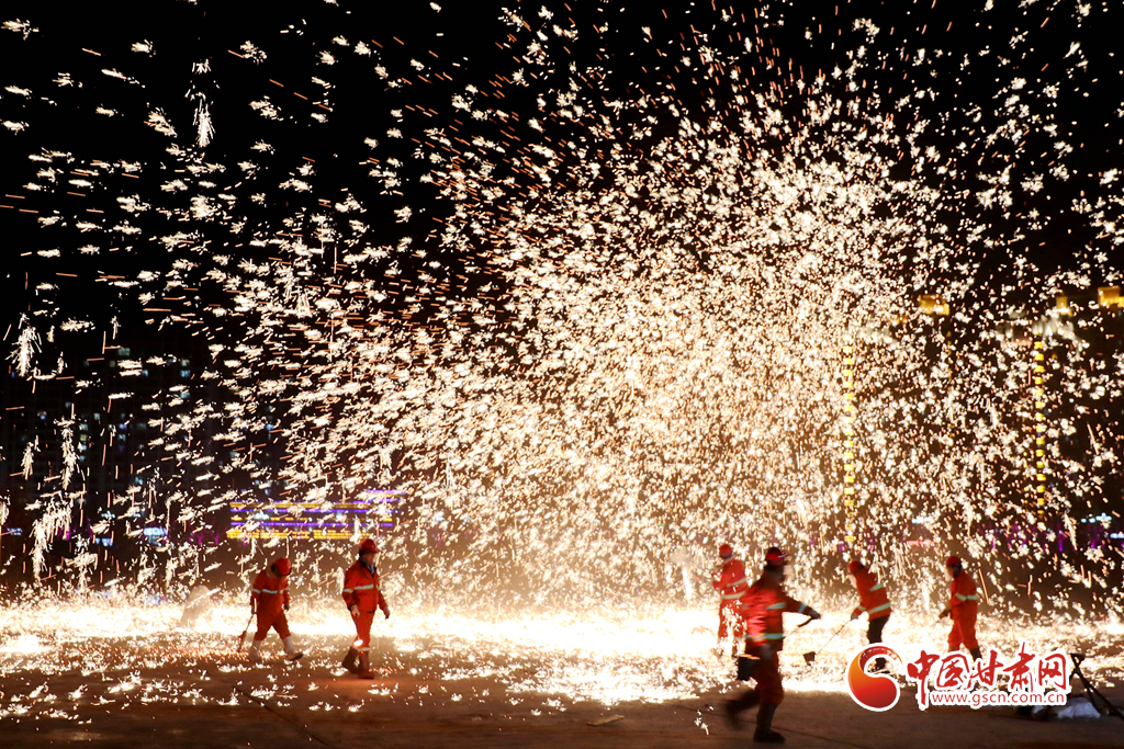 【隴拍客】炫彩奪目！非遺絕技永靖王氏“打鐵花”綻放夜空引關(guān)注