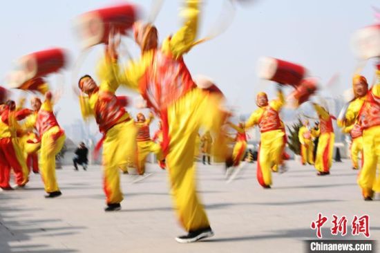 2019年2月19日，演員在黃河岸邊的蘭州水車博覽園內(nèi)進行太平鼓表演，歡慶元宵佳節(jié)。(資料圖) 　楊艷敏 攝