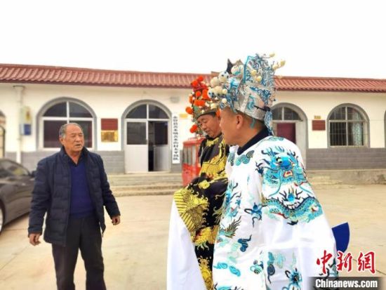 圖為69歲的“苦水高高蹺”國家級傳承人巨海全(左一)，叮囑徒弟們高高蹺練習技巧要領?！￠Z姣 攝