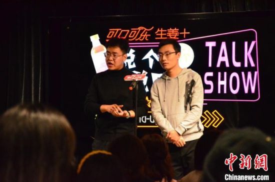 圖為脫口秀演員搭檔表演?！钅?攝