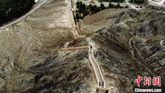 圖為甘肅嘉峪關(guān)懸臂長(zhǎng)城吸引游客打卡 。(資料圖) 李亞龍 攝