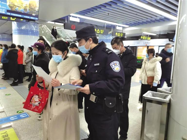 講解詐騙套路 普及“斷卡”常識 蘭州城關(guān)公安分局、交通治安分局聯(lián)合反詐宣傳進地鐵