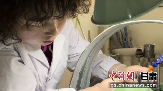 夜光杯制作學(xué)徒謝小琴坦言，雖工作枯燥，但是能夠掌握國(guó)家級(jí)非遺技藝是很自豪的。王牧雨 攝